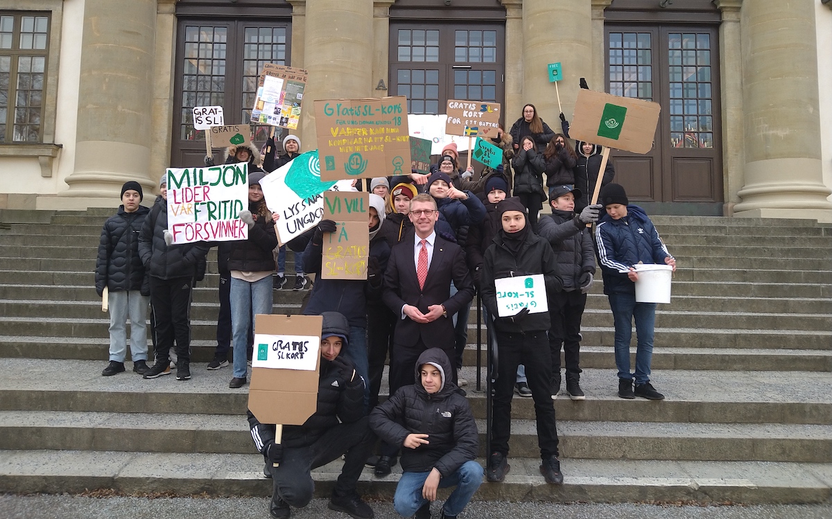 Ungdomarna från huddinge demonstrerar vid Landstingshuset